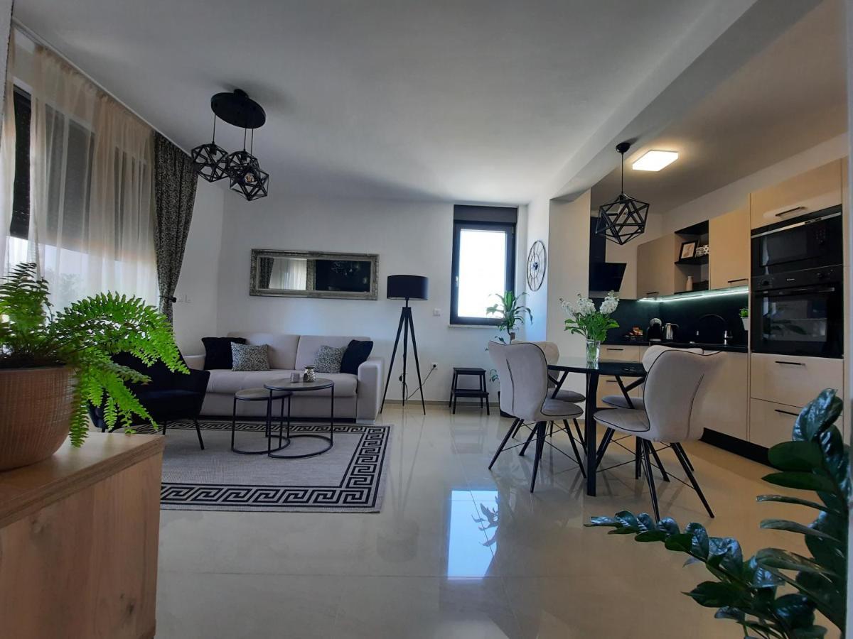 Enjoy Pula - New Apt With Terrace And Free Parking Garage Ngoại thất bức ảnh