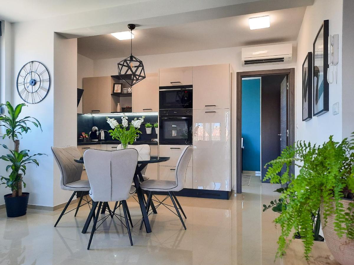 Enjoy Pula - New Apt With Terrace And Free Parking Garage Ngoại thất bức ảnh