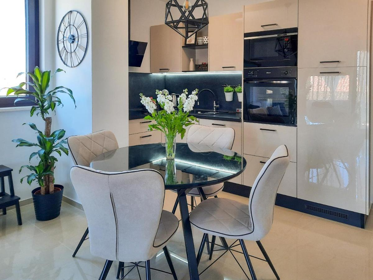 Enjoy Pula - New Apt With Terrace And Free Parking Garage Ngoại thất bức ảnh